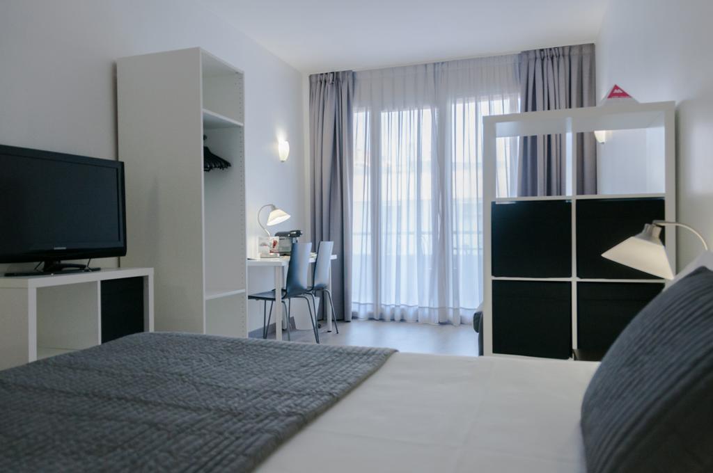 Atenea Calabria Aparthotel Barcelona